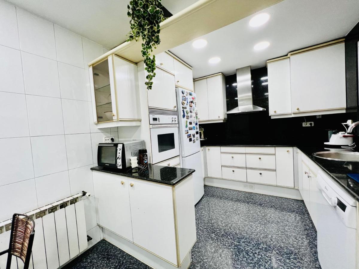 Your Second Home In Barcelona With Private Room And Private Bathroom Close To Montjuic, Pl Espana, La Rambla, Ferry Port Luaran gambar